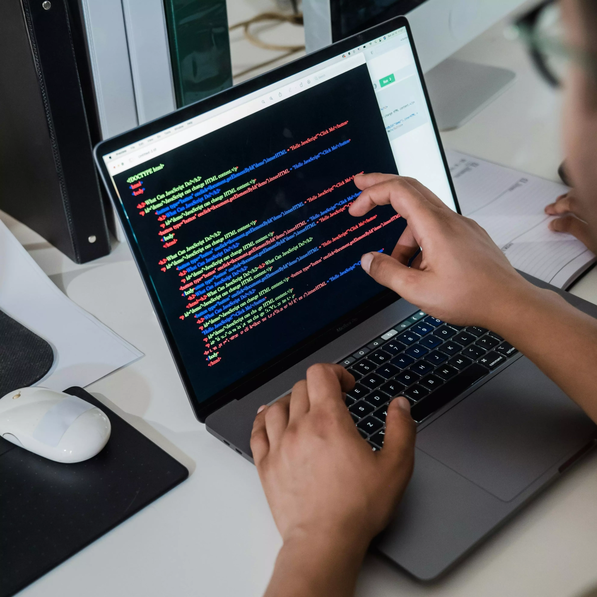Ingénieur développant du code pour une solution logicielle embarquée sur plateforme IoT
